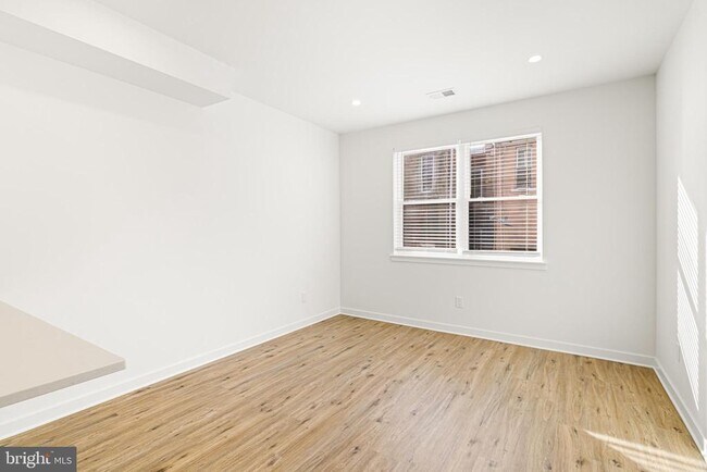 Foto del edificio - 2350 Moore St