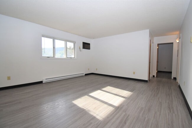 Building Photo - 2 Bedroom 1 bath in the heart of Bozeman!