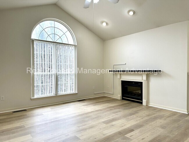 Foto del edificio - Gorgeous End Unit Townhouse with 2 Large B...