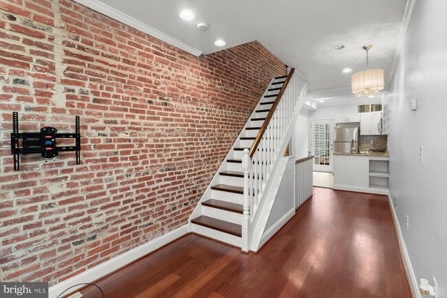 Building Photo - 229 S Madeira St