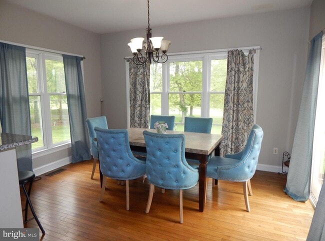 Building Photo - 104 Country Club Dr