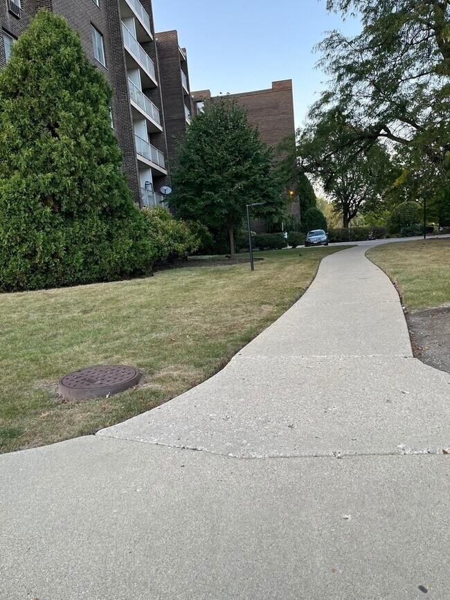 Foto del edificio - 225 S Rohlwing Rd