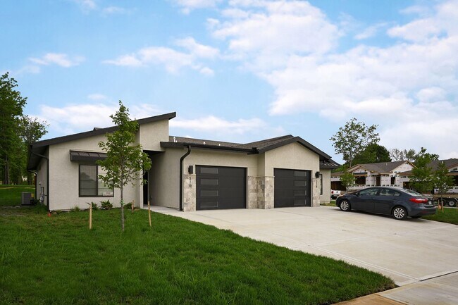 Building Photo - Twin Villa Single Car Garage
