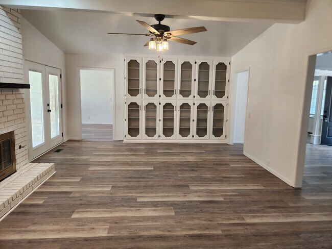Foto del edificio - 2301 Bent Trail Rd