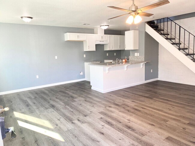 Building Photo - 2 br, 1 bath House - 2785 W Fairmont Ave #101