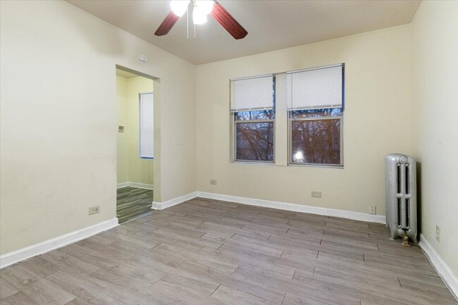 Foto del edificio - 7827 S South Shore Dr