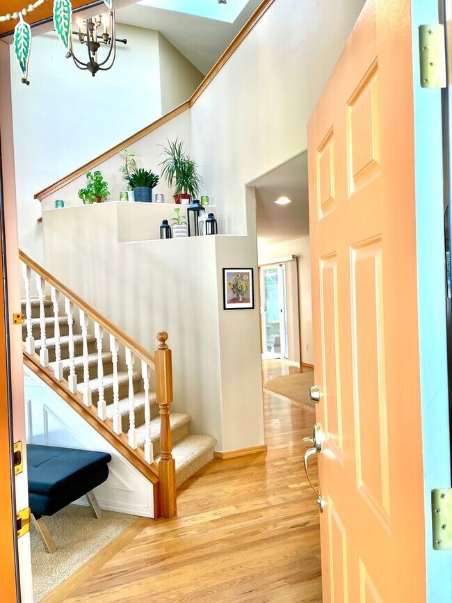 Foto del edificio - Spacious 4 bedrooms + Den, A/C! Pet(s)!