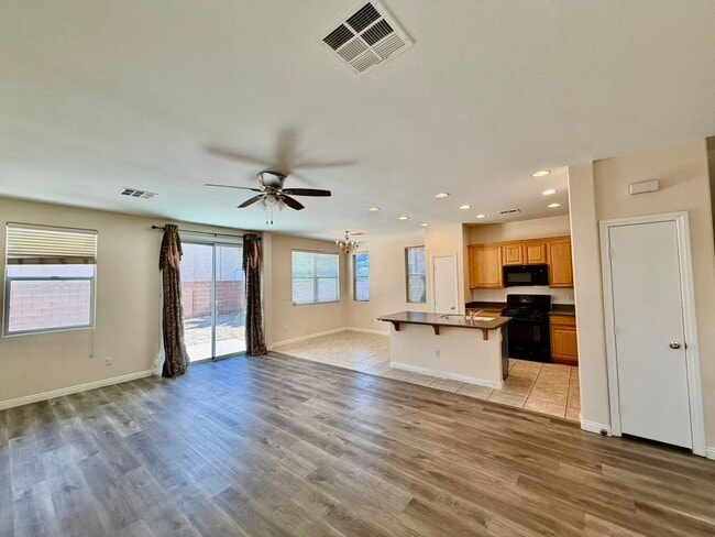 Building Photo - Well-maintained two-story home