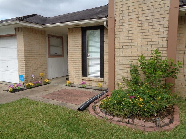 Building Photo - 6502 La Violetta Dr