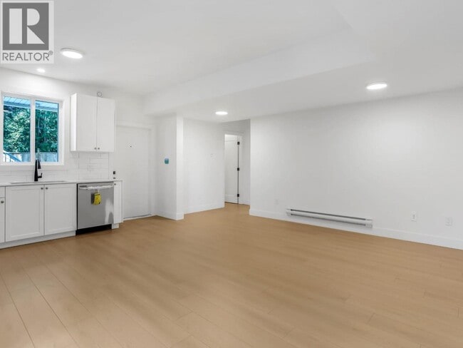 Building Photo - 3553 Monson Cres