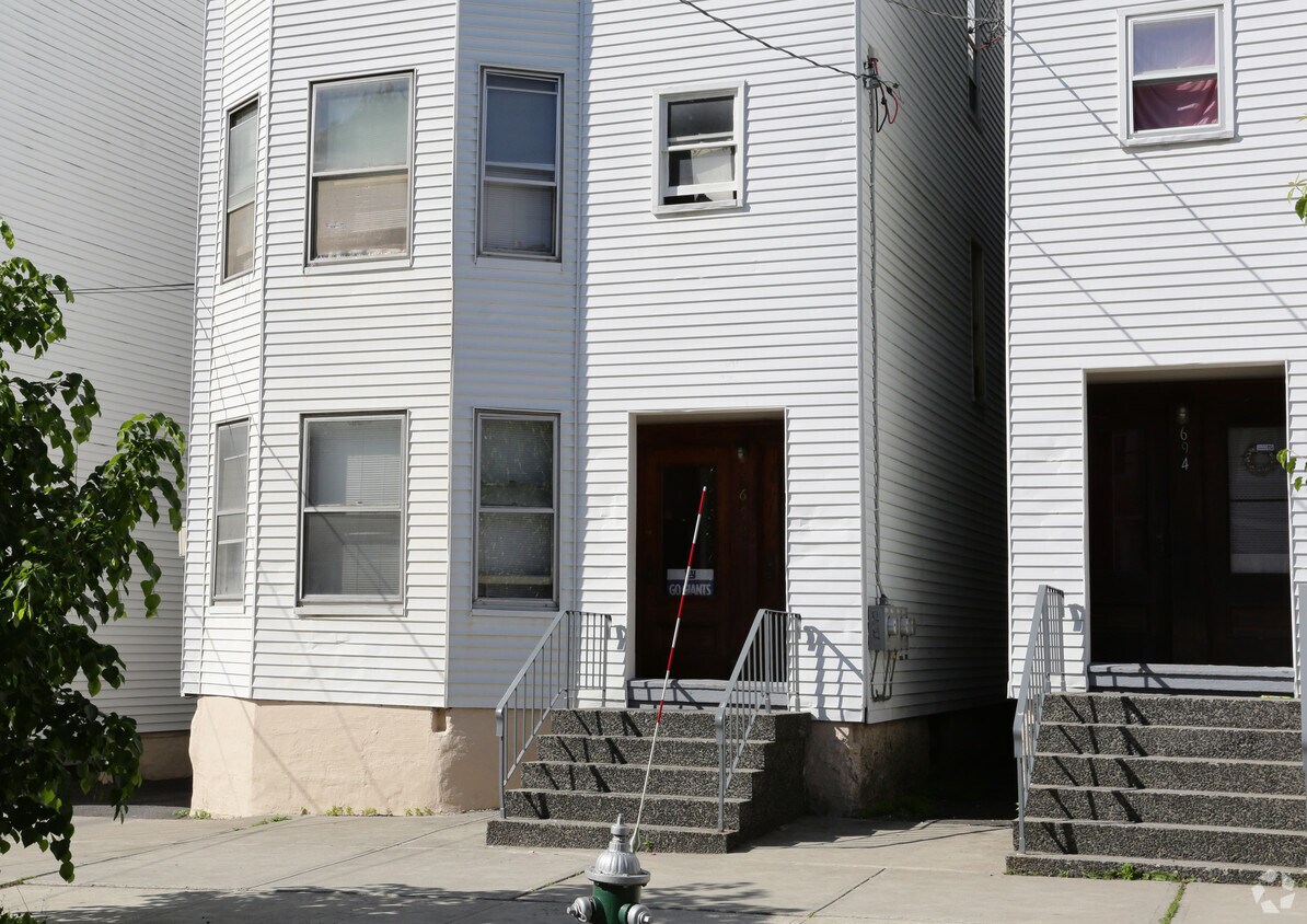 Building Photo - 692 State St