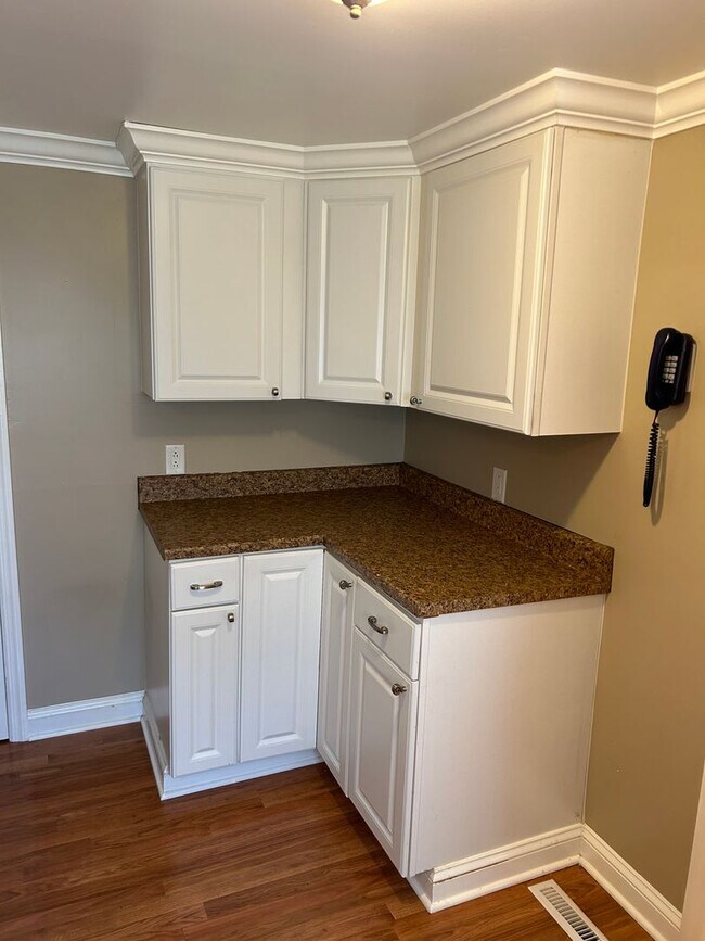 Foto del edificio - Modern Charm: 2 BR Home with Finished Basement, Pet Friendly, Assigned Parking, and Prime Location!