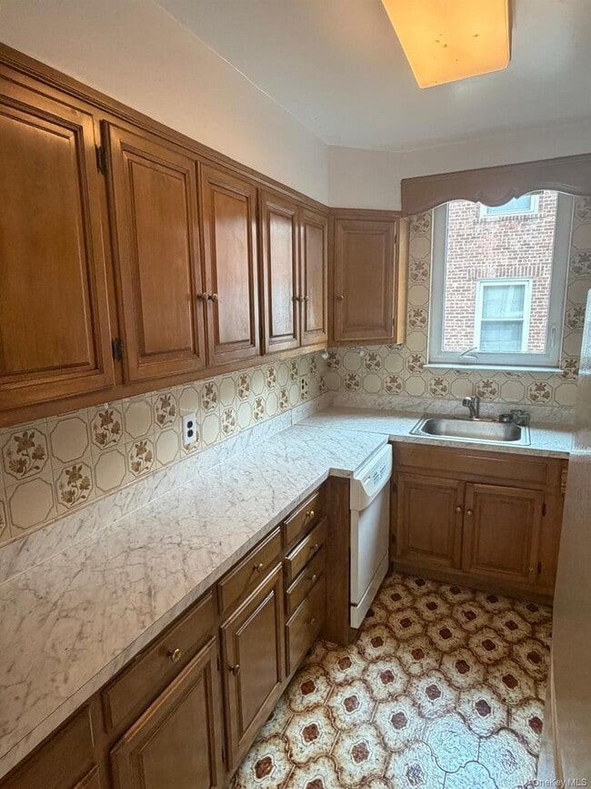 Building Photo - 37 Courter Ave