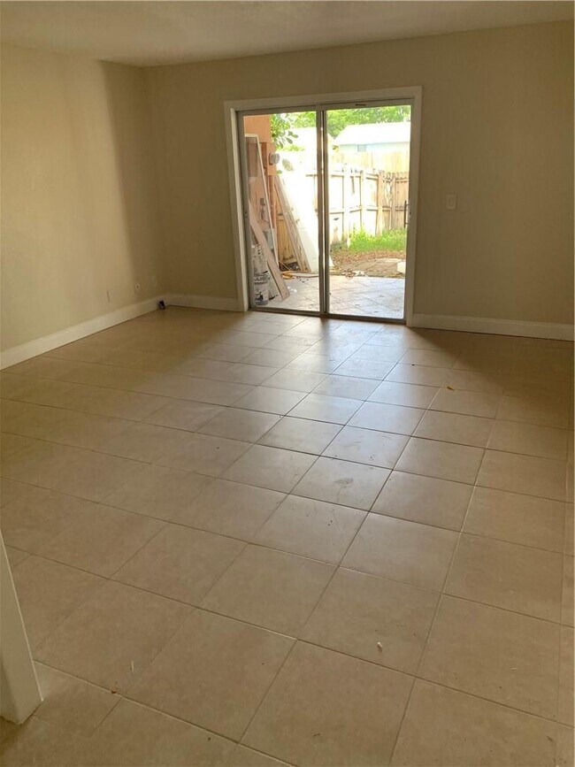 Foto del edificio - 7905 SW 8th St