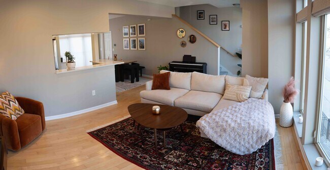 Sala de estar - 604 N Midvale Blvd