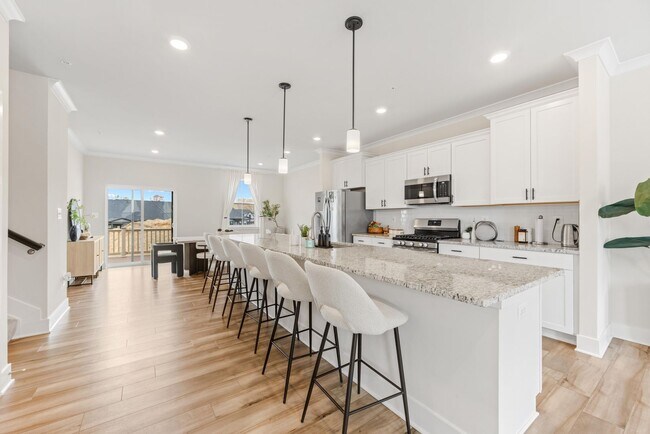 Foto del edificio - Stunning 3 BR/3.5 BA Townhome in Tanyard S...