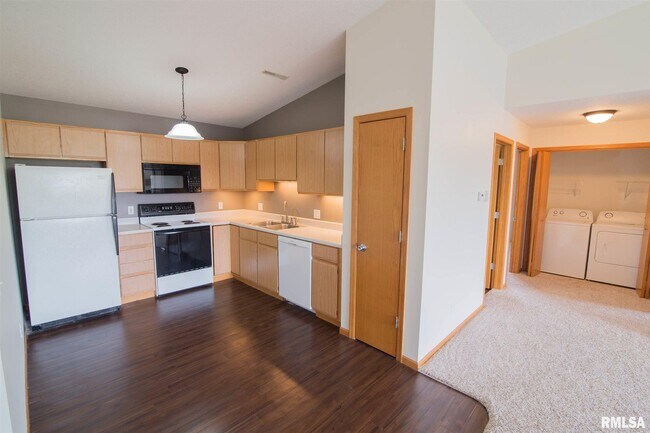 Building Photo - 3470 Parkwild Dr