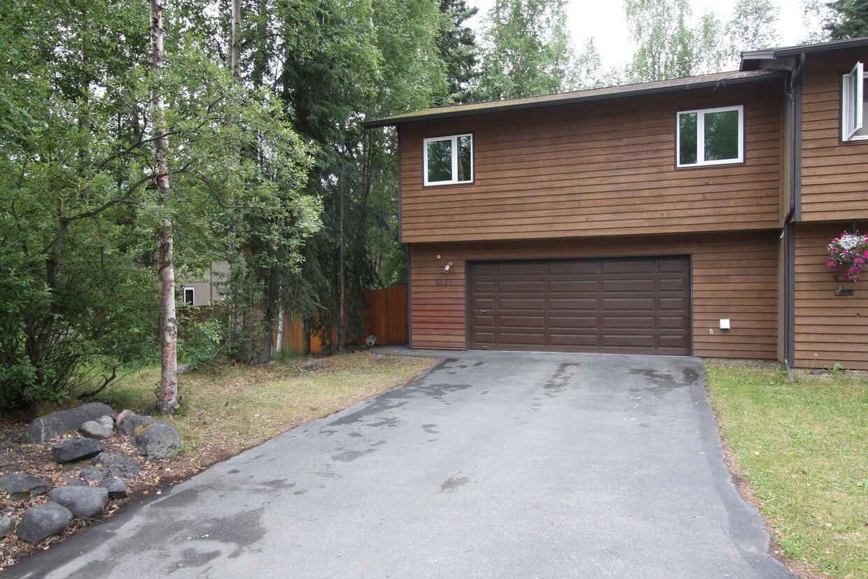 Primary Photo - 3 Bedroom Townhome in Eagle River w/ Fence...