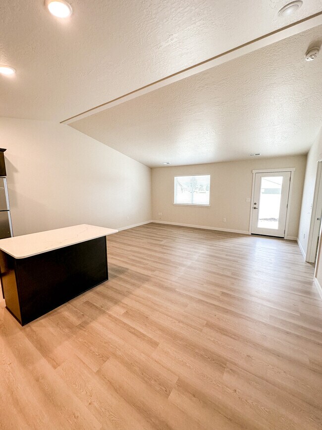 3 bdrm - living room - 13610 E Broadway Ave