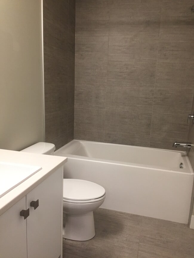 Photo du bâtiment - 1958-1958 N Parallel Rd