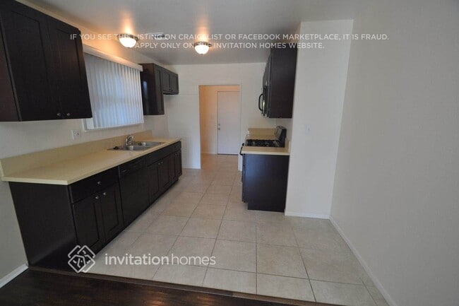 Building Photo - 10544 Densmore Ave