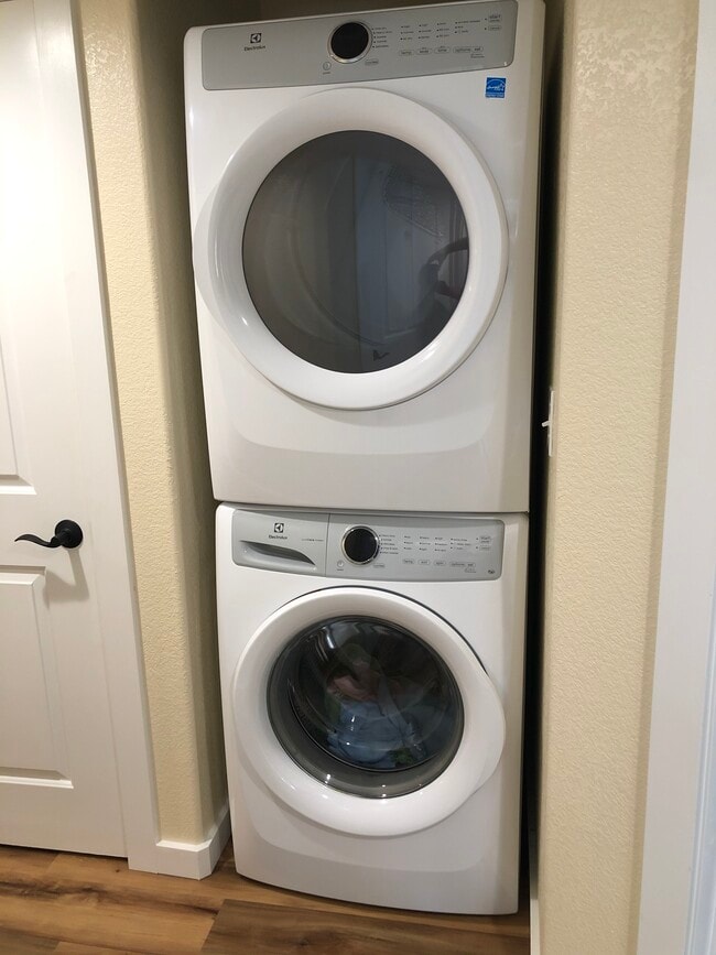Full size washer and dryer - 9340 Lark Sparrow Trl