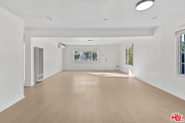 Building Photo - 1128 Irolo St