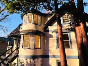 Building Photo - 4117-4123-4123 SE Long St