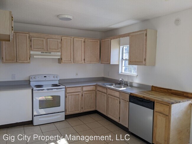 Building Photo - 3 br, 1 bath House - 205 Lakeview Dr