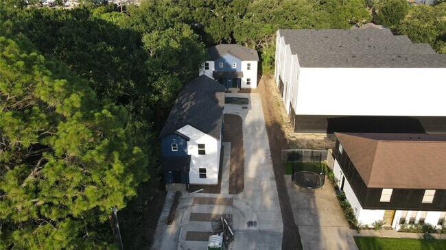 Foto del edificio - 9441 Radio Rd