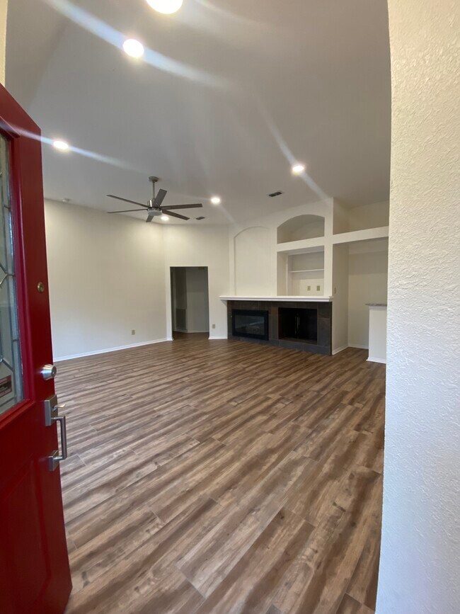 Building Photo - 4644 Booth Dr