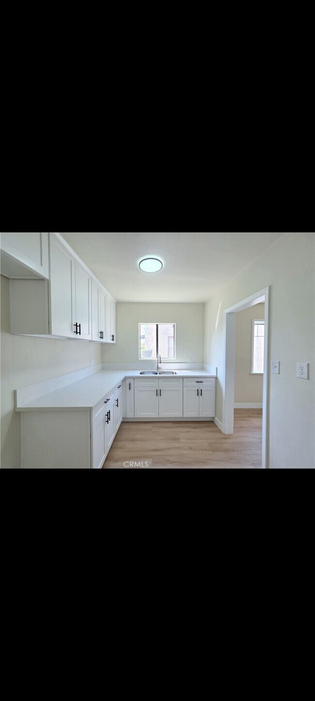 Building Photo - 5552 Lewis Ave