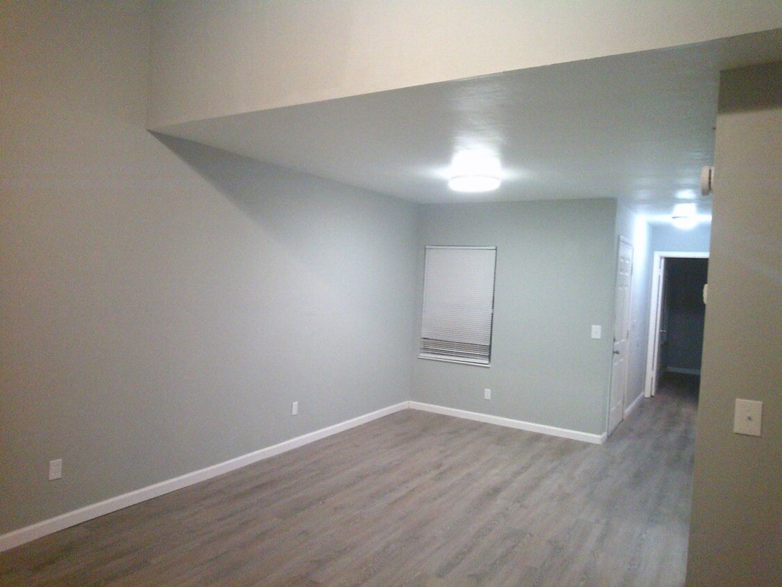 Townhomes 2 beds with den. MOVE IN TODAY - Townhomes 2 beds with den.  MOVE IN TODAY