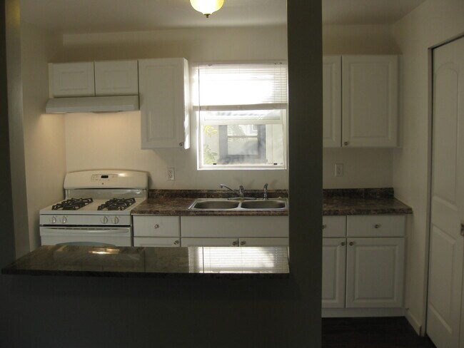 Building Photo - 148 Cooper Ave