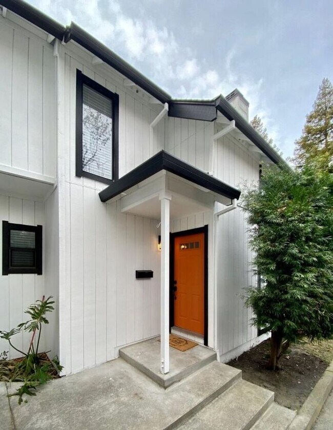 Building Photo - 2745 Pine St