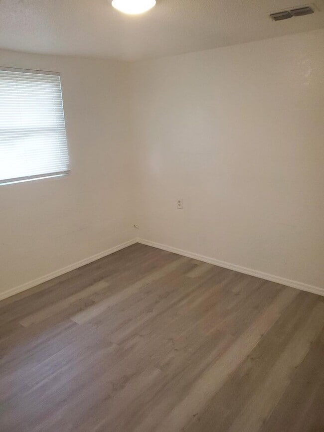 Building Photo - 301-303 SW 3RD TERRACE