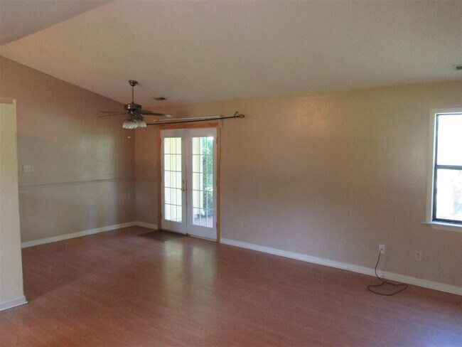Building Photo - 107 Pine Needle Dr
