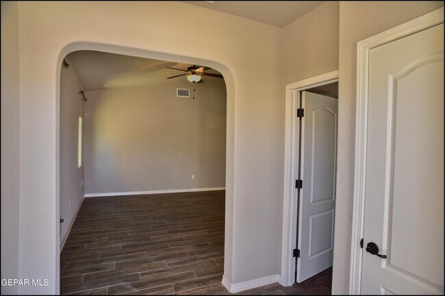 Foto del edificio - 2120 Thomas Lackland St