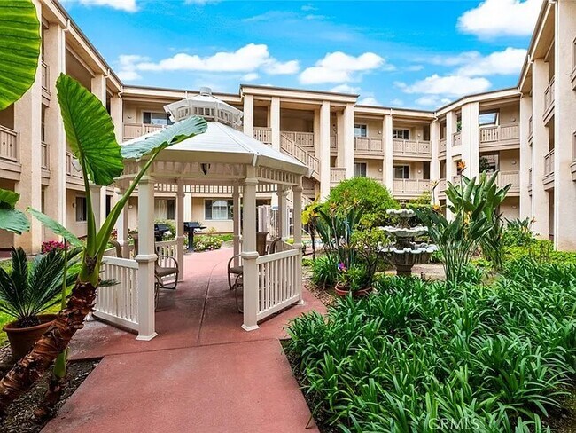 Foto del edificio - 130 S Barranca Ave