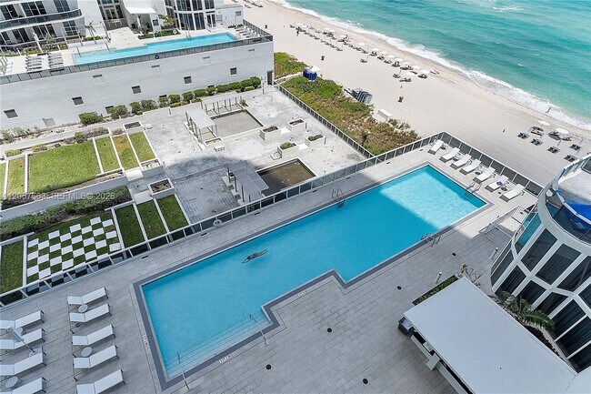 Foto del edificio - 15811 Collins Ave