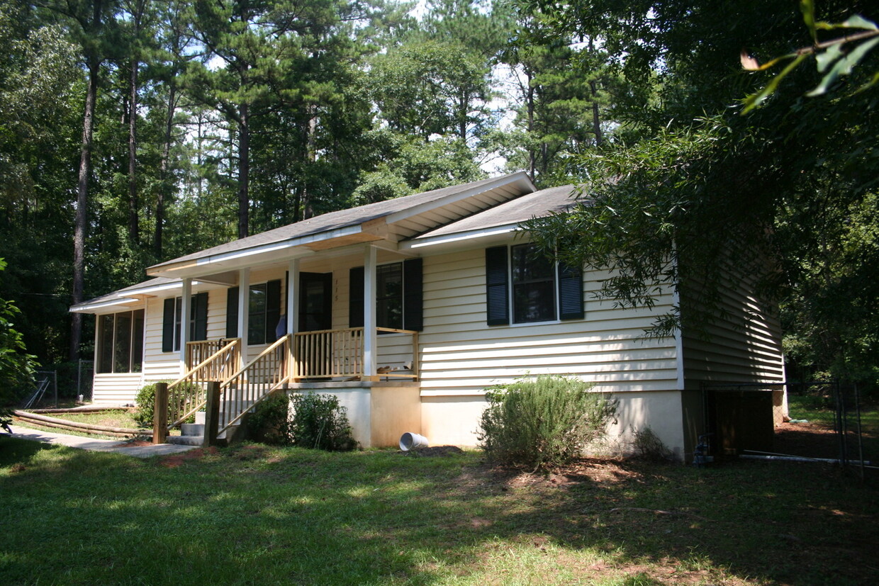 Primary Photo - Great location with Fenced-In Yard