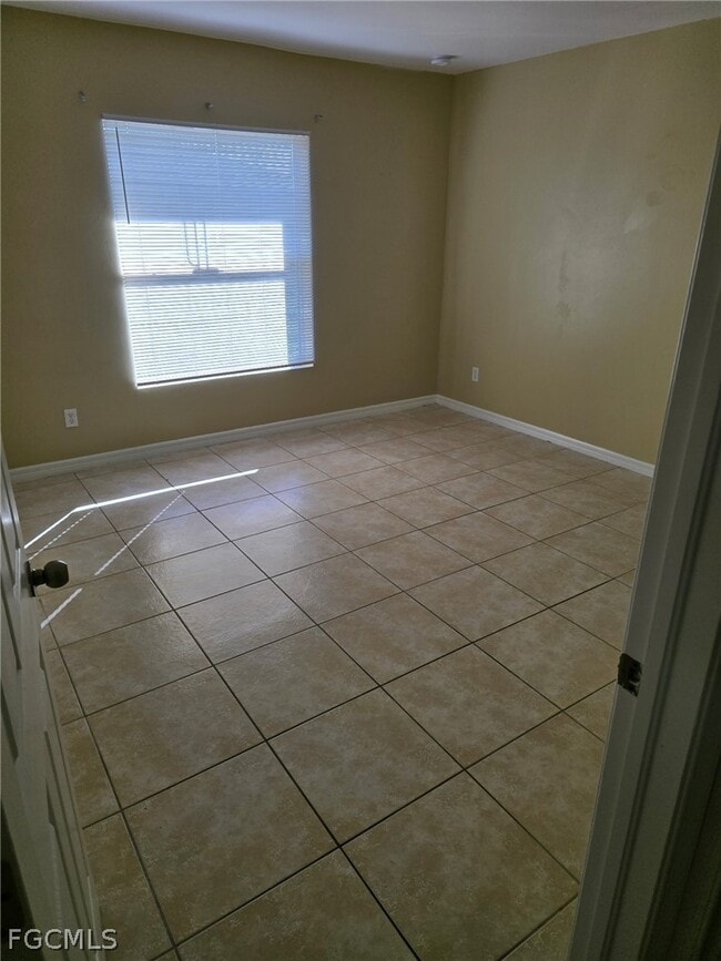 Building Photo - 2633 Sunniland Blvd