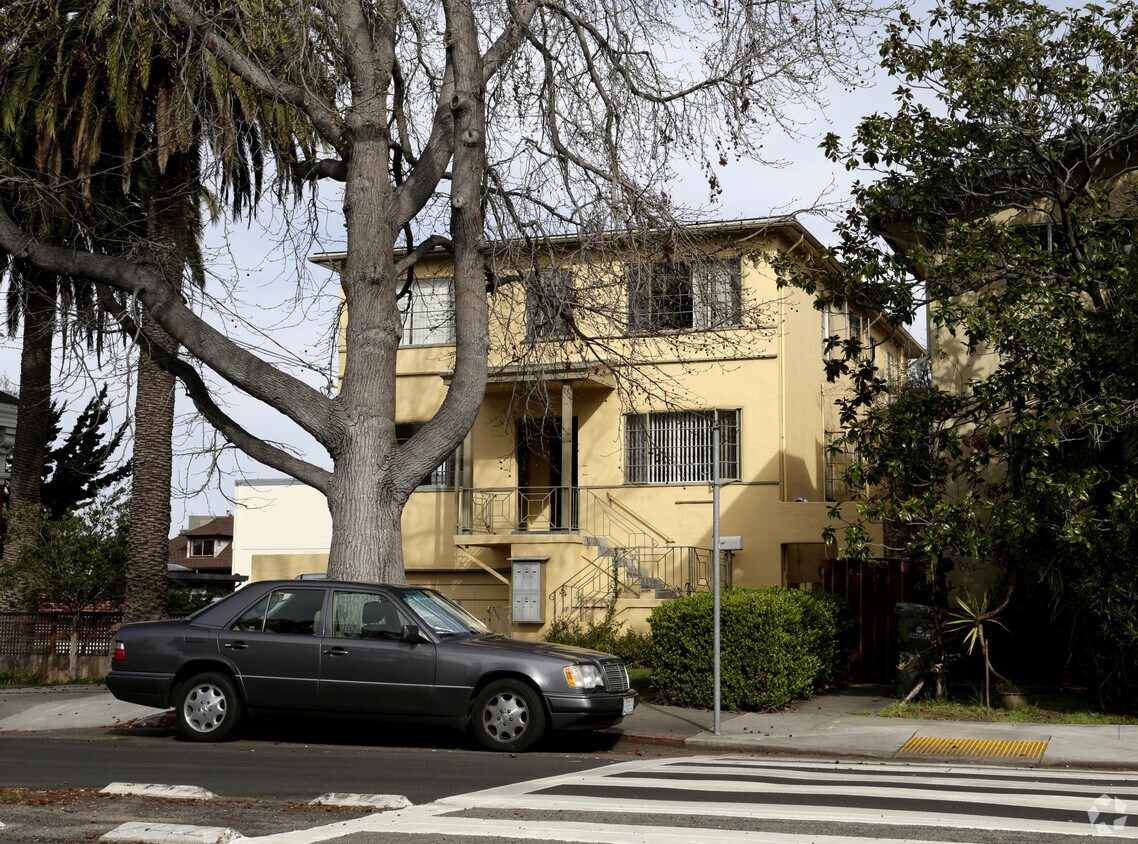 Building Photo - 641 Oakland Ave