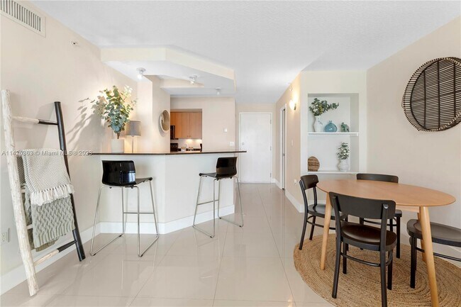 Foto del edificio - 6917 Collins Ave