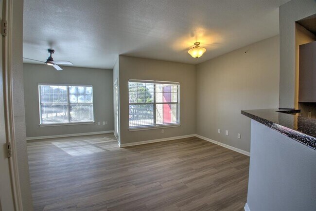 Foto del edificio - 2320 Gracy Farms Ln