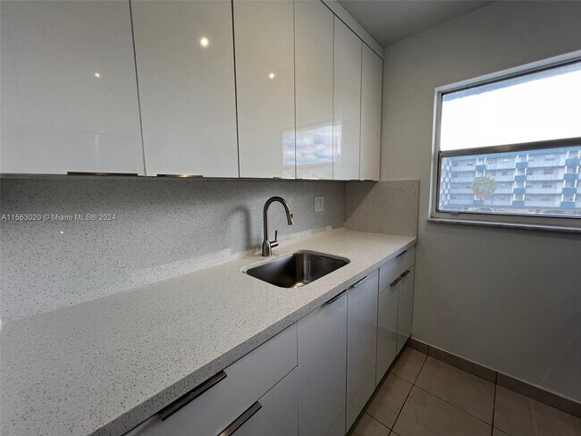 Building Photo - 1655 W 44th Pl