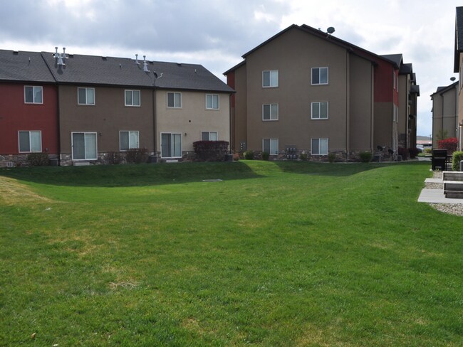 Foto del edificio - Spacious Pleasant Grove Townhome