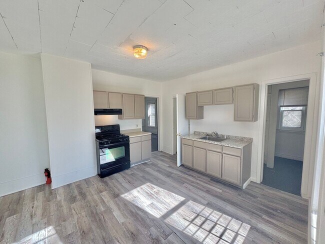 Foto del edificio - Spacious 5 Bedroom 2 Full Bath House | Front Porch | Back Yard | Off Street Parking | in-Unit Lau...