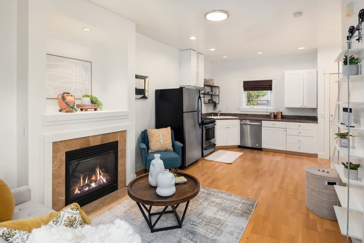 A Quiet Retreat with Parking, Patio, and City Proximity - A Quiet Retreat with Parking, Patio, and City Proximity