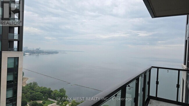 Photo du bâtiment - 1928 Lake Shore Blvd W